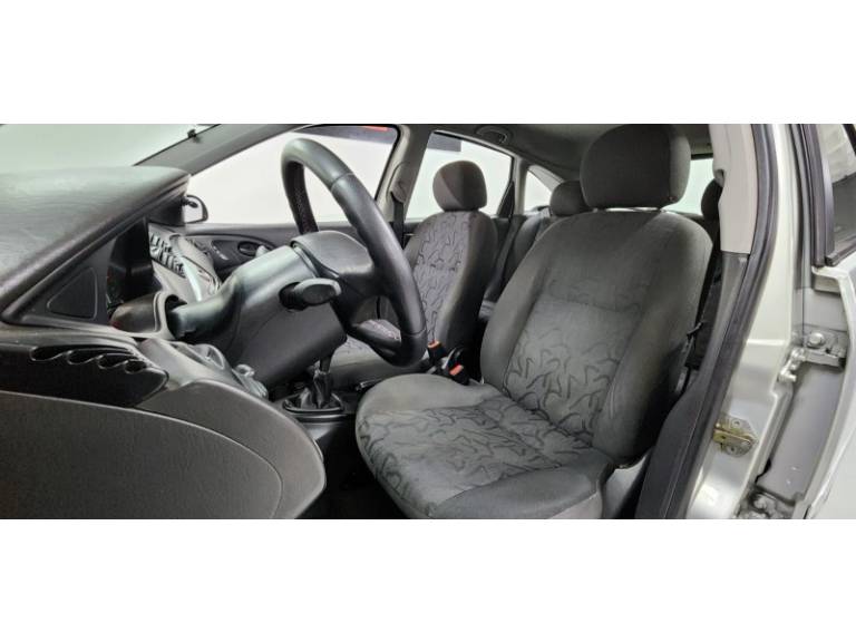 FORD - FOCUS - 2008/2008 - Prata - R$ 29.900,00